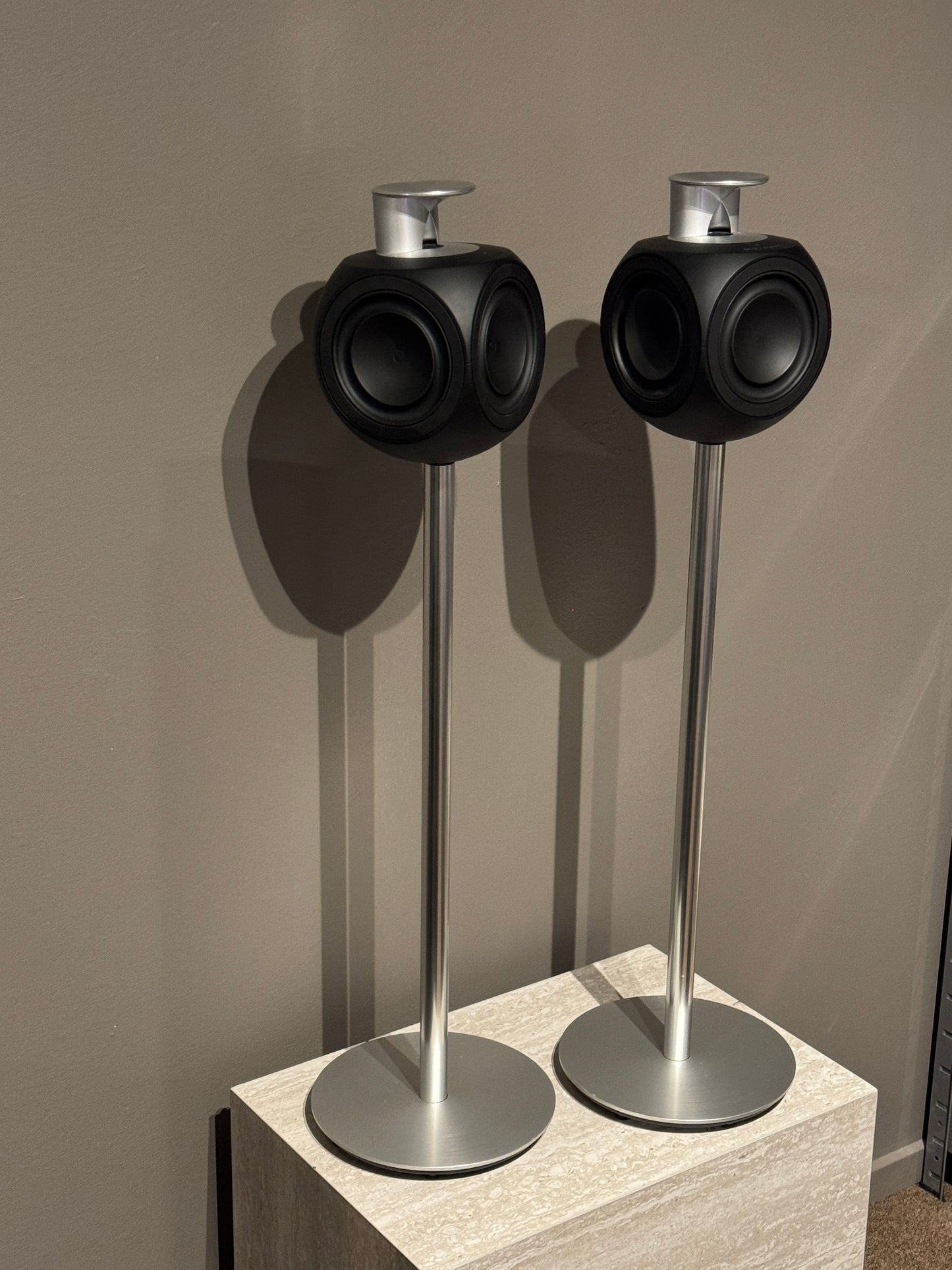 Beolab 3 med golvstativ