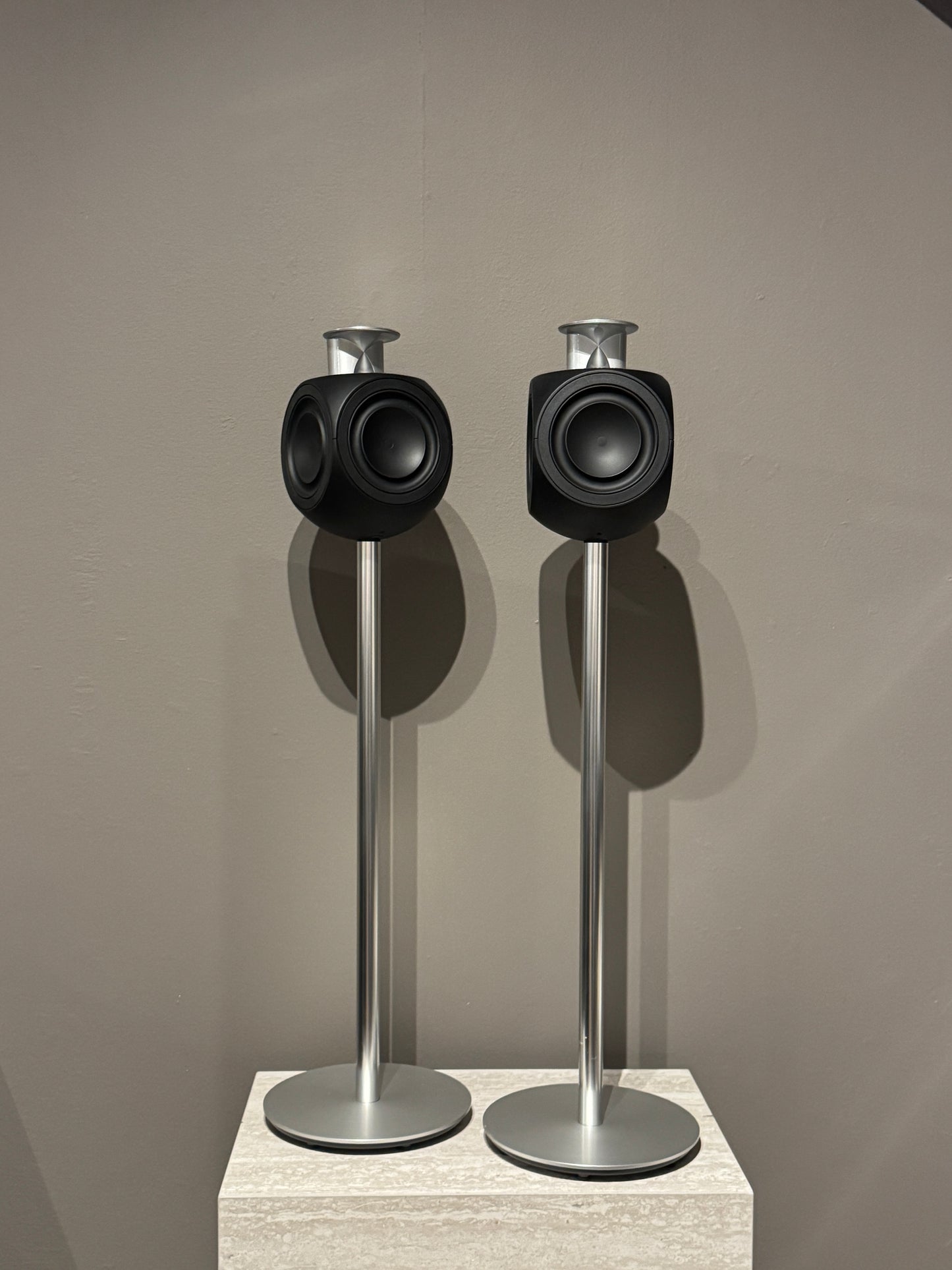 Beolab 3 med golvstativ