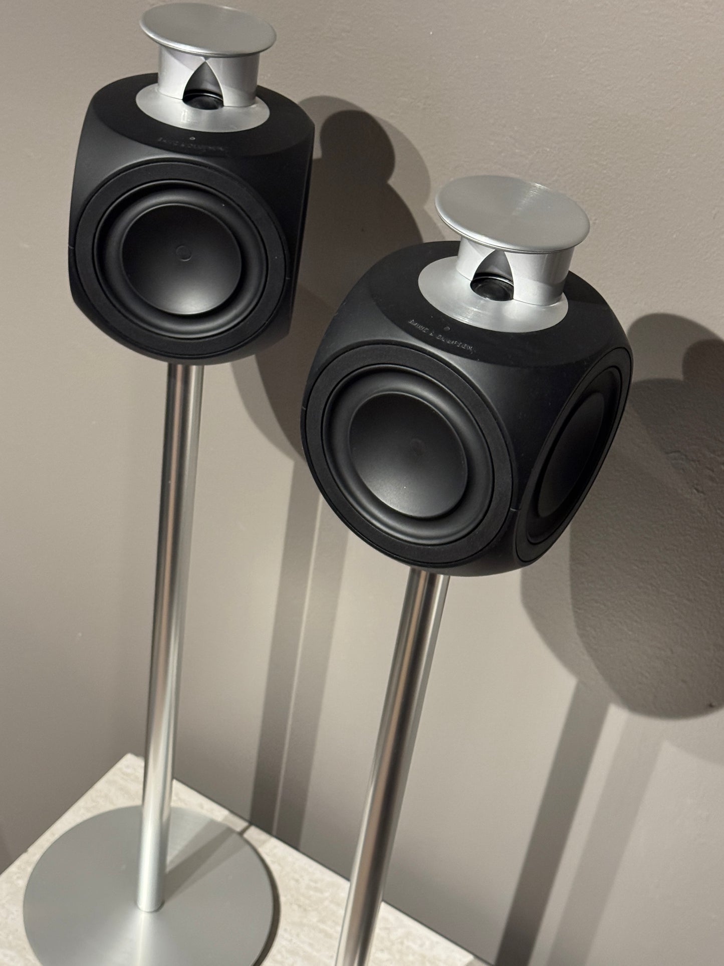 Beolab 3 med golvstativ